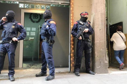 Agentes de los Mossos ante el domicilio registrado en la calle del Carme de Barcelona.-JOAN CORTADELLAS