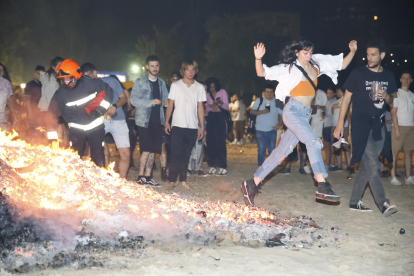 Ambiente de hogueras en la playa de las moreras por las fiestas de San Juan. ICAL