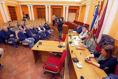 Alcaldes de seis localidades y ediles socialistas en la oposición de otros dos escuchan la propuesta de  la alcaldesa de Medina del Campo, ayer.-J. M. LOSTAU