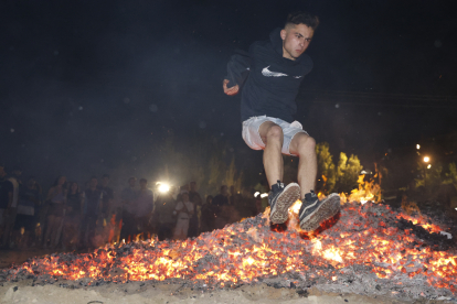 Ambiente de hogueras en la playa de las moreras por las fiestas de San Juan. ICAL