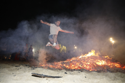 Ambiente de hogueras en la playa de las moreras por las fiestas de San Juan. ICAL