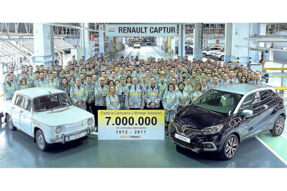 El director y los trabajadores de la fábrica de Renault en Valladolid posan ante el R8 y el Captur siete millones.-E. M.
