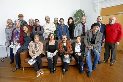 Redondo y Viteri junto a directores, y actores -profesionales y aficionados- que  integran el elenco de  ‘El festin de Babette’, ayer, en el Calderón.-J. M. LOSTAU