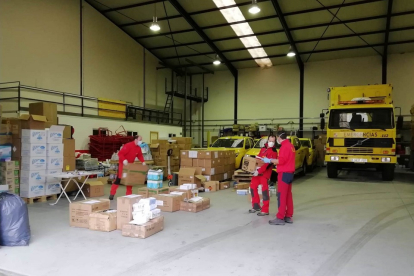 La Junta continúa con el reparto de material de protección por toda la provincia de Valladolid.-ICAL