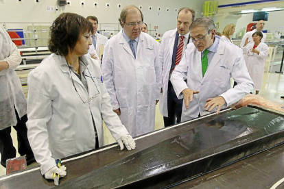 Juan Vicente Herrera durante su vista a la planta de Boecillo de citurri, junto al presidente del grupo, Ginés Clemente (d).-J.M. Lostau