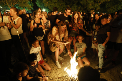 Ambiente de hogueras en la playa de las moreras por las fiestas de San Juan. ICAL