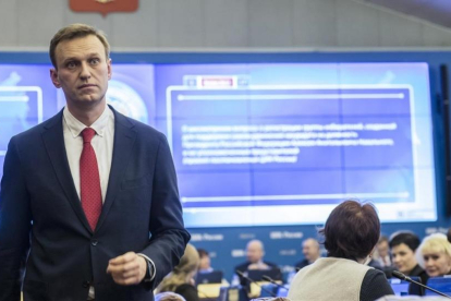 Alexei Navalny, este lunes, tras conocer la decisión de la Comisión Electoral rusa.-/ EVGENY FELDMAN (AP)