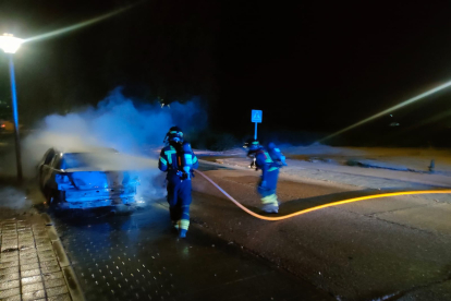 Los bomberos sofocan un incendio en un coche en La Cistérniga. TWITTER: Bomberos Provincia de Valladolid