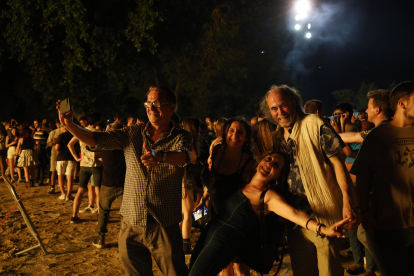 Ambiente de hogueras en la playa de las moreras por las fiestas de San Juan. ICAL