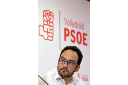 El portavoz del Grupo Socialista en el Congreso de los Diputados, Antonio Hernando, participa en un acto con simpatizantes y afiliados-ICAL