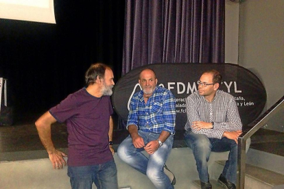 Juanito Oiarzabal, en el centro, junto a Ramón Viloria (Montañeros Valladolid) y Javier Gónzalez (Federación).-EL MUNDO