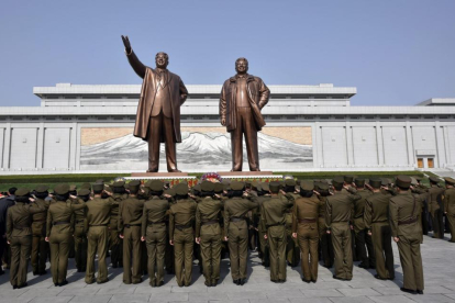 Soldados norcoreanos rinden homenaje a los antiguos líderes Kim Il-sung y Kim Jong-il, este viernes en Piongyang.-EFE / FRANCK ROBICHON