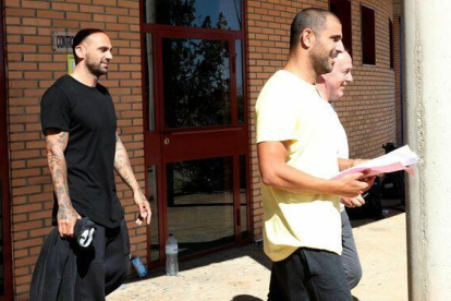 Raúl Bravo, a la izquierda, junto a Carlos Aranda tras salir de la cárcel.-E. M.