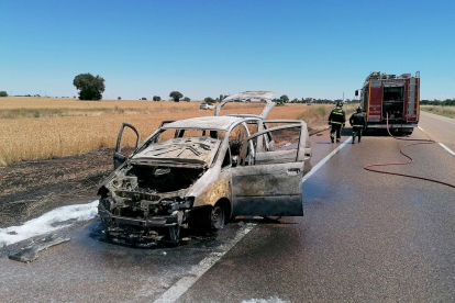 Incendio de un vehículo en La Mudarra (Valladolid).- ICAL.