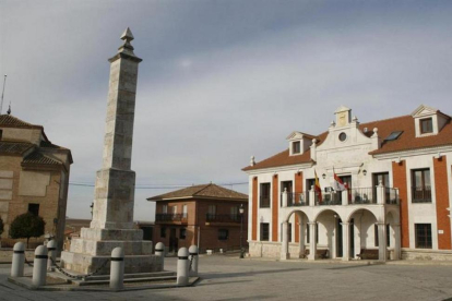 Ayuntamiento de Villalar de los Comuneros, con el monolito en primer término.-AYTO. VILLALAR