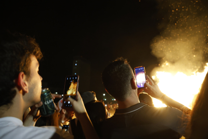 Ambiente de hogueras en la playa de las moreras por las fiestas de San Juan. ICAL