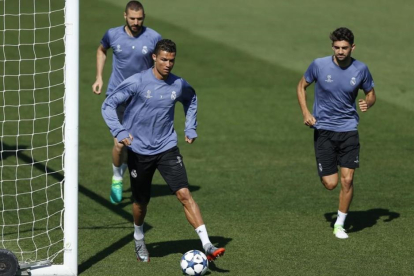 Enzo Zidane, junto a Cristiano y Benzema en el entrenamiento de este lunes en Valdebebas.-EFE