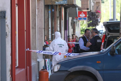 Levantamiento de los cadáveres de un hombre y una mujer que han aparecido,en el interior de un bar, con signos de violencia en Guardo (Palencia)-Ical