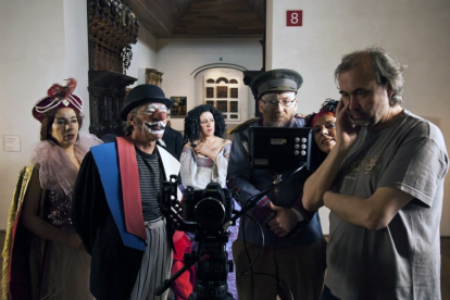 Dueñas y los actores de Corsario durante el rodaje en el MNE.
