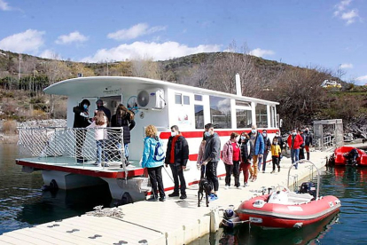 Barco turístico del embalse de Riaño el día de su puesta en funcionamiento tras las restricciones del Covid. DIARIO DE LEÓN