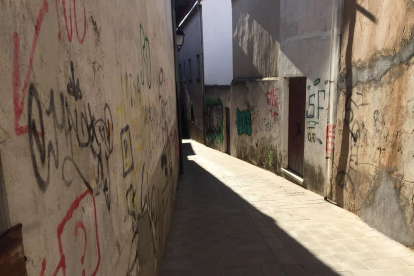 Pintadas en las viviendas del casco histórico de Peñafiel.-EL MUNDO