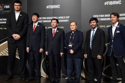 La delegación China, con Yao Ming, y la delegación de Filipinas, con Manny Pacquiao, posan durante una sesión previa a la selección de la sede para el Mundial de Baloncesto de 2019.-AFP / TOSHIFUMI KITAMURA