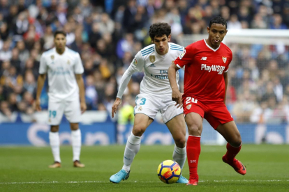 Vallejo marca a Muriel, durante el último Real Madrid-Sevilla.-ALBERTO DI LOLLI