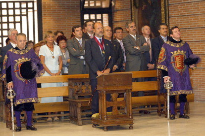 El arzobispo de Valladolid, José Delicado Baeza, dbaa misa en honor a Nuestra Señora de San Lorenzo. En el centro de la imagen, el alcalde de Valladolid, Javier León de la Riva, y tras él, los concejales, entre ellos Marisa Ramírez. ARCHIVO MUNICIPAL DE VALLADOLID