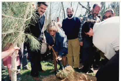 Marisa Ramírez plantando un árbol en la inauguración de La fuente El Sol.  ARCHIVO MUNICIPAL DE VALLADOLID