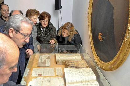 Visitantes del Museo de las Ferias de Medina del Campo observan una vitrina con ejemplares de los siglos XV y XVI-Santiago