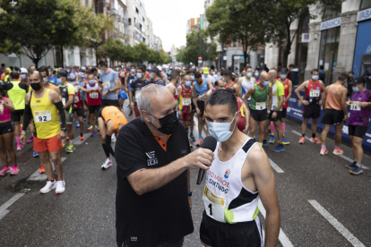 Jesús María Gómez conversa con Pindado antes de la salida de la XXXII Media maratón de Valladolid. / J. C. Castillo.