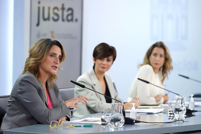 Teresa Ribera, la ministra portavoz Isabel Rodríguez y la titular de Transportes, Raquel Sánchez. E.M.