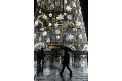 Valladolid enciende las luces de Navidad. El árbol de la Plaza Mayor. ICAL.
