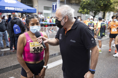 Jesús María Gómez conversa con Mercedes Pila antes de la salida de la XXXII Media maratón de Valladolid. / J. C. Castillo.