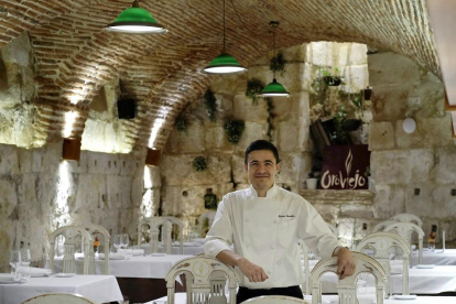 El jefe de cocina y dueño del establecimiento Héctor Carabias en uno de los comedores de este restaurante ubicado en un edificio histórico.-ENRIQUE CARRASCAL