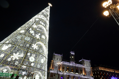 Valladolid enciende las luces de Navidad. Árbol y Ayunamiento.