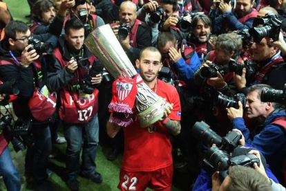 Aleix Vidal posa con el trofeo de la Europa League conquistada con el Sevilla en Varsovia.-GETTY / MICHAEL REGAN