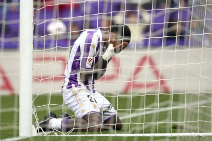 Kenedy se lamenta en la línea de gol por una ocasión desperdiciada esta temporada. / LALIGA
