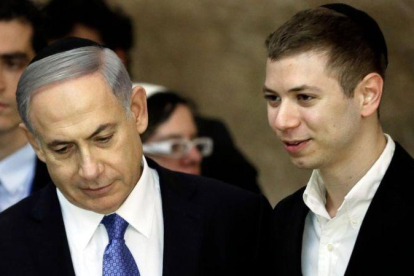Binyamin Netanyahu (izquierda) con su hijo Yair, en marzo del 2015.-AFP / THOMAS COEX