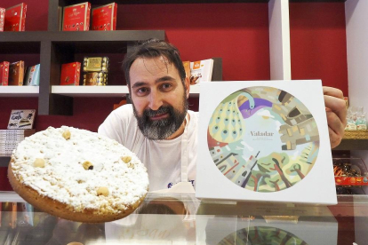 Rafael Mesonero, presidente de la Asociación Provincial de Empresarios de Confitería de Valladolid, muestra Valadar.-MIGUEL ÁNGEL SANTOS