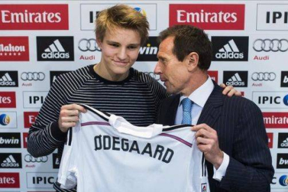 Butragueño presenta a Martin Odegaard, de 16 años, en Madrid.-Foto: AP / ANDRÉS KUDACKI