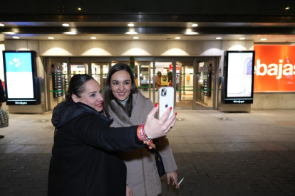 Dos trabajadoras se hacen un selfie en su último día en El Corte Inglés de Constitución en Valladolid.-J. M. LOSTAU