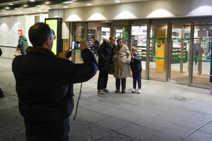 Una familia se hace un selfie de recuerdo en elúltimo día en El Corte Inglés de Constitución en Valladolid.-J. M. LOSTAU