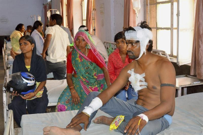 Heridos por el derrumbe de un muro y un cobertizo anexo a un edificio durante la celebración de una boda en Bharatpur reciben tratamiento médico en un hospital.-EFE