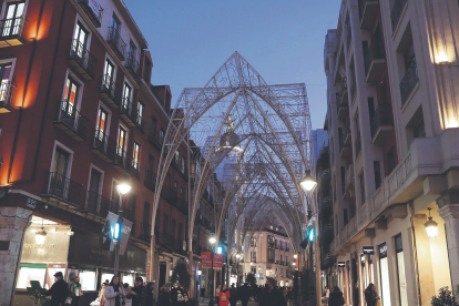 Arcos de iluminación de Navidad en la calle Santiago de Valladolid. PHOTOGENIC