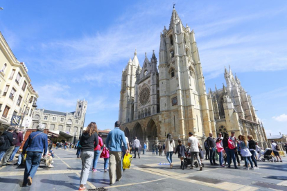 Turistas en León durante las fiestas de Semana Santa-ICAL