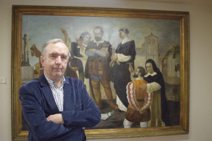Fernando Manero, frente al cuadro ‘Ejecución de los Comuneros de Castilla’ en el Ayuntamiento de Villalar de los Comuneros.-ARGICOMUNICACIÓN