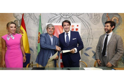 El consejero de Fomento y Medio Ambiente, Juan Carlos Suárez-Quiñones y el rector de la ULE, Juan Francisco García, firman un protocolo de colaboración.-ICAL