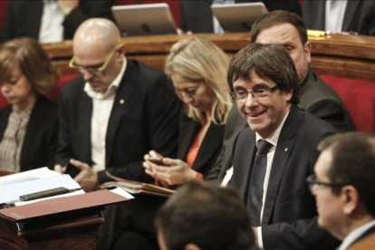 El presidente de la Generalitat, Carles Puigdemont, durante la sesión de control en el Parlament.-JULIO CARBO