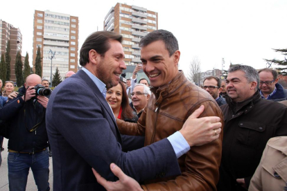 Pedro Sánchez saluda a Óscar Puente durante una visita a Valladolid-ICAL